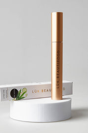 A model wearing size OneSize of the Lash Nourish Mascara in colour Blacktea (Black), from the front, showing the whole outfit