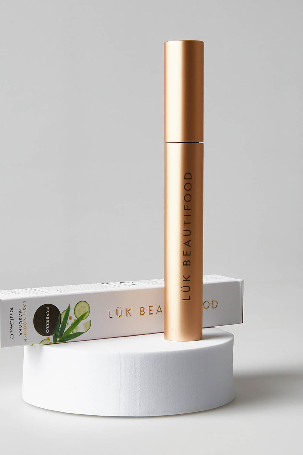 A model wearing size OneSize of the Lash Nourish Mascara in colour Espresso, from the front, showing the whole outfit