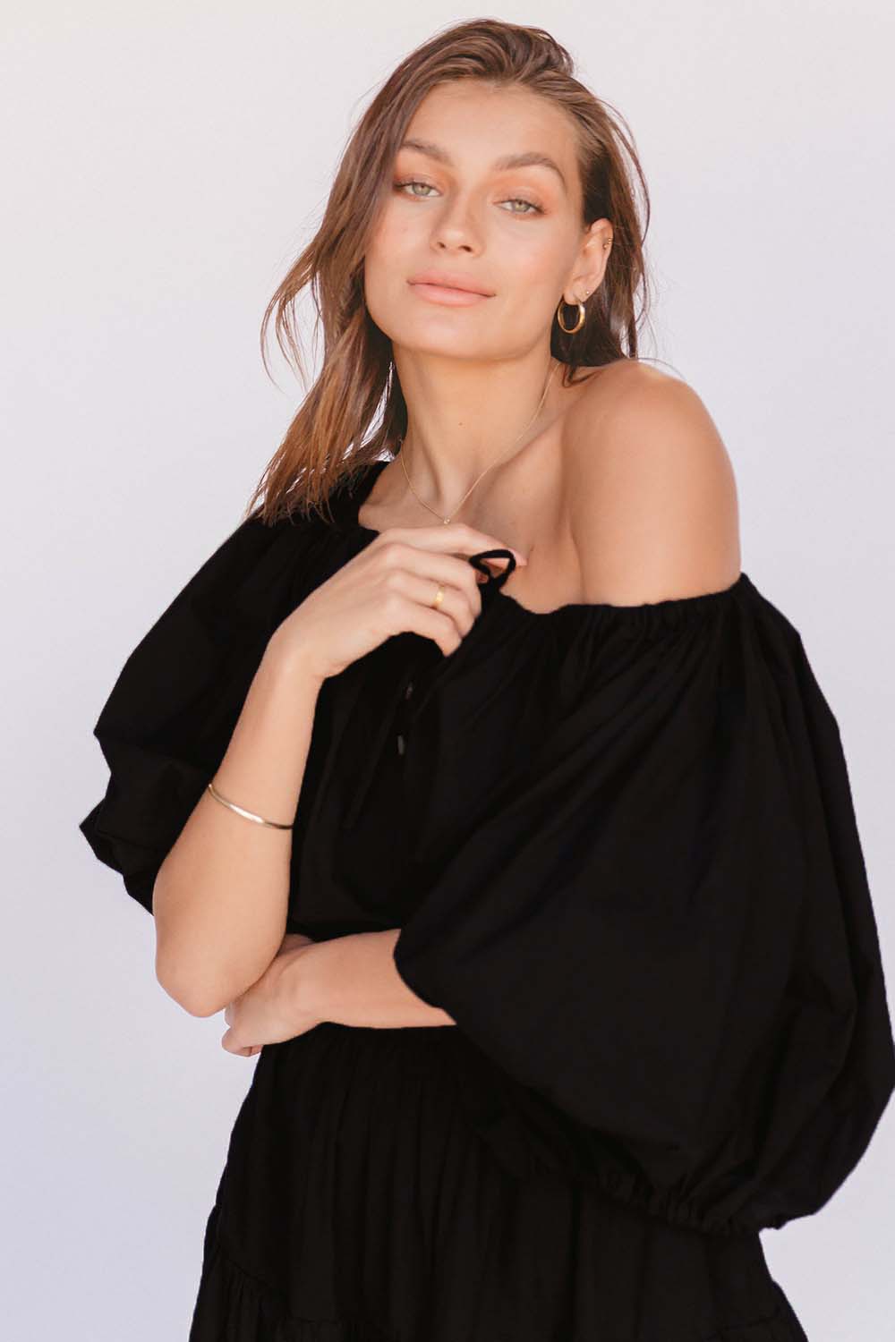 A model wearing the Kaira Top in colour Jett (Black), from the front, showing the whole outfit