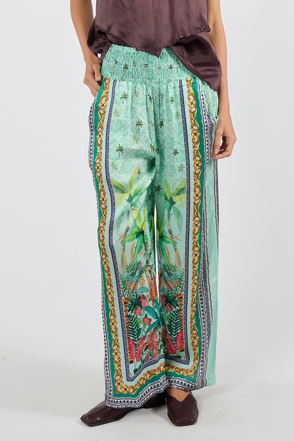 Model Genericm wearing size sample of the Zilara Pant – Mist in colour Mist, in a cropped view