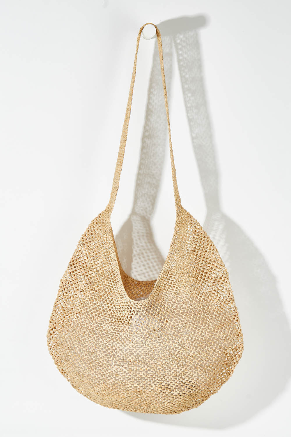 A model wearing size OneSize of the Mamy Bag in colour Natural, from the front, showing the whole outfit