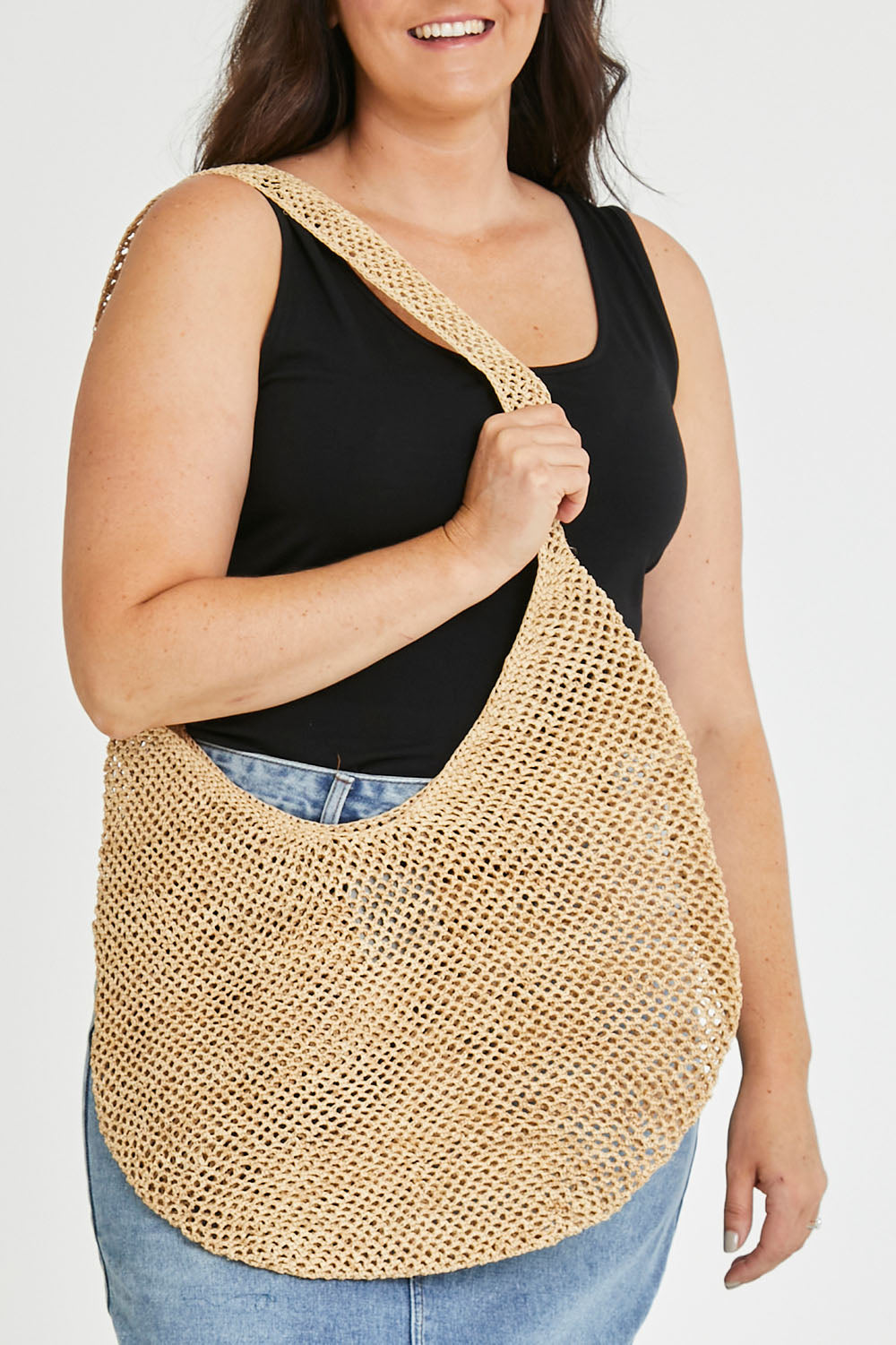 Model Tahlecia wearing size OneSize of the Mamy Bag in colour Natural, from the front, cropped image