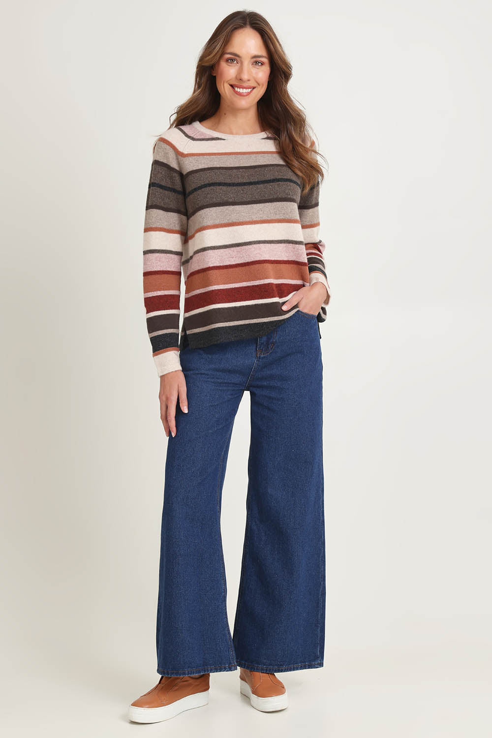 Model Madeline wearing size S of the Aline Lambswool Sweater in colour Darkbrown, from the front, showing the whole outfit
