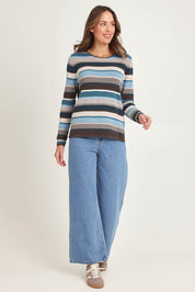 Model Madeline wearing size S of the Mathilde Organic Cotton Sweater in colour Darkbrown (Blue), from the front, showing the whole outfit
