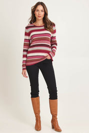 Model Madeline wearing size S of the Mathilde Organic Cotton Sweater in colour Softred (Pink), from the front, showing the whole outfit