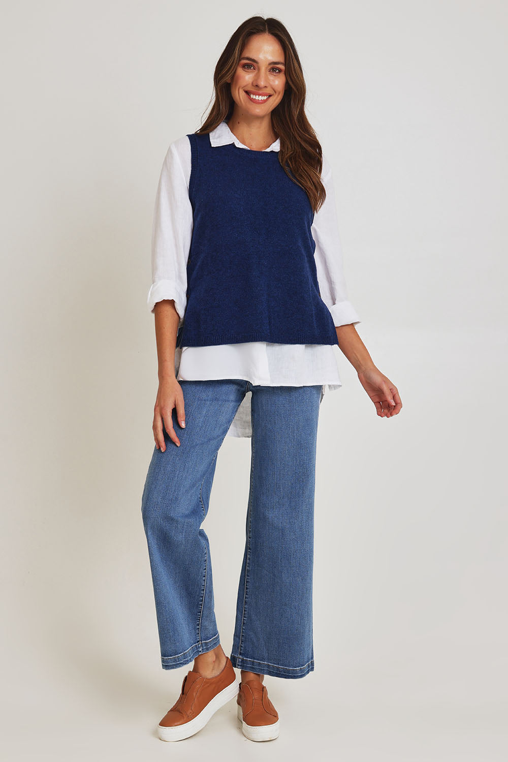 Model Madeline wearing size S of the Mitos Vest in colour Darkblue (Blue), from the front, showing the whole outfit