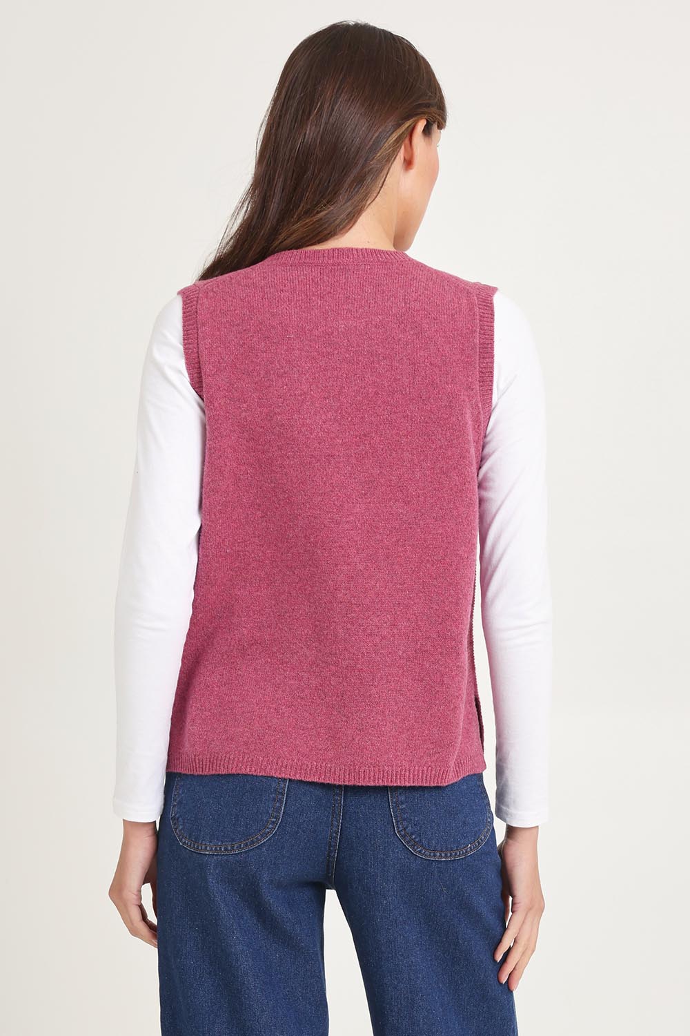 Model Madeline wearing size S of the Mitos Vest in colour Softpink (Pink), from the back