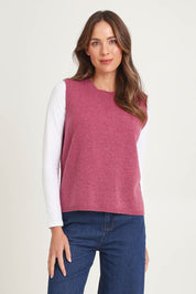Model Madeline wearing size S of the Mitos Vest in colour Softpink (Pink), from the front, cropped image
