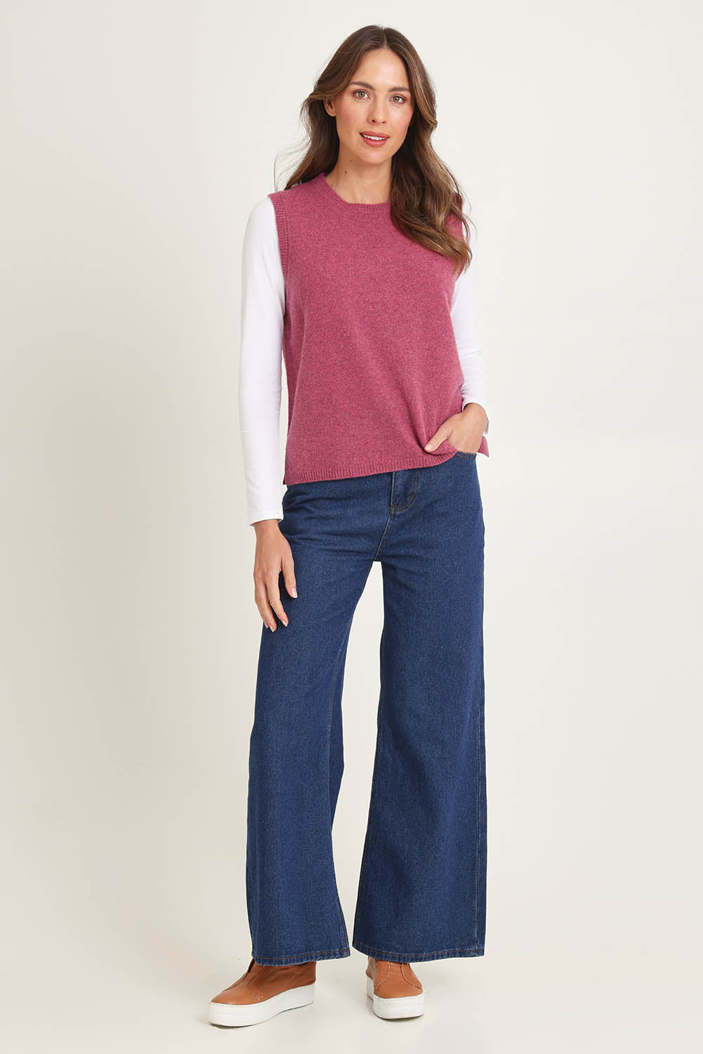 Model Madeline wearing size S of the Mitos Vest in colour Softpink (Pink), from the front, showing the whole outfit