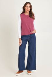 Model Madeline wearing size S of the Mitos Vest in colour Softpink (Pink), from the front, showing the whole outfit