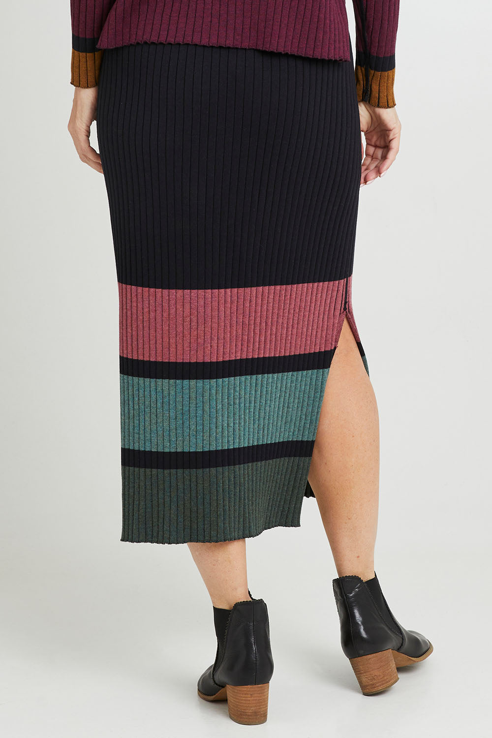 Model Luisa wearing size S of the Paula Reversible Skirt in colour Black (Black), from the back
