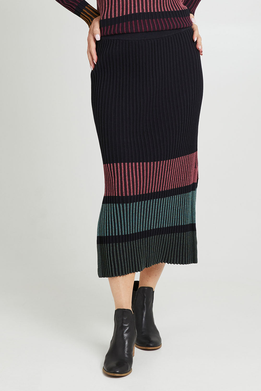 Model Luisa wearing size S of the Paula Reversible Skirt in colour Black (Black), from the front, cropped image