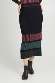 Model Luisa wearing size S of the Paula Reversible Skirt in colour Black (Black), from the front, cropped image