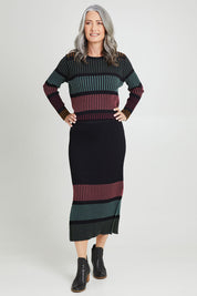 Model Luisa wearing size S of the Paula Reversible Skirt in colour Black (Black), from the front, showing the whole outfit