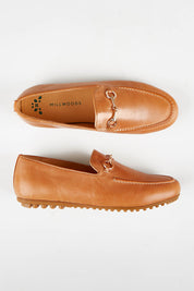 A model wearing size 37 of the Linden Chain Leather Loafer in colour Lighttan, from the front, showing the whole outfit