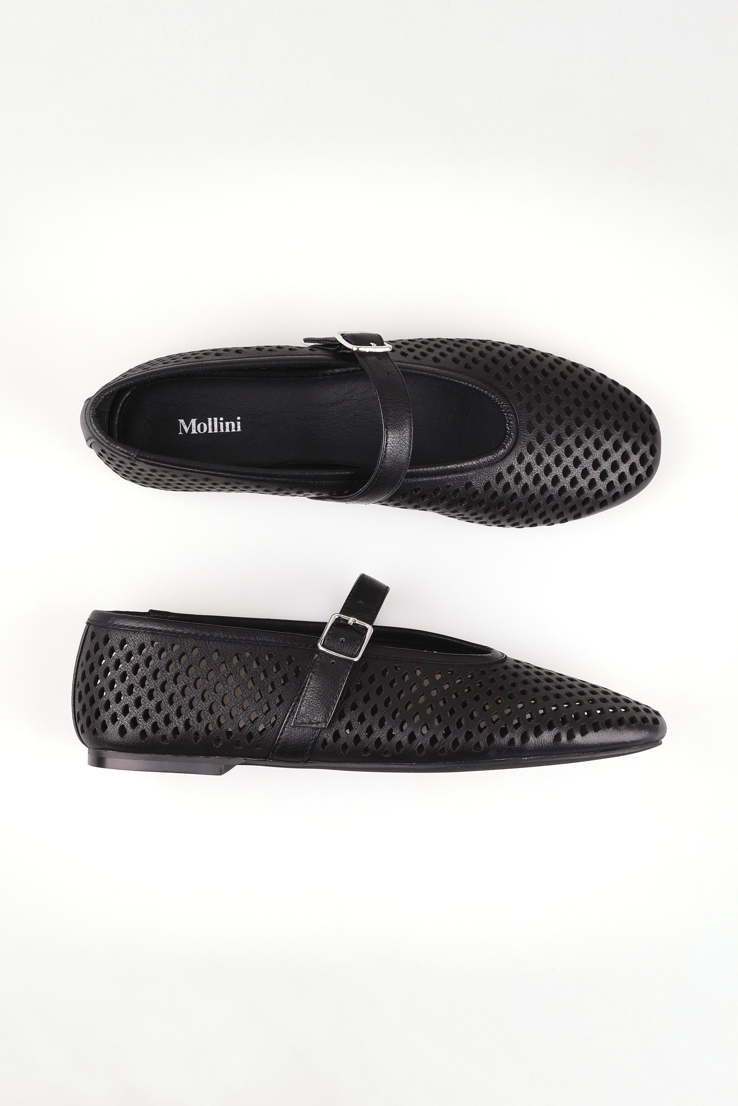 A model wearing size 37 of the Elony Leather Flat in colour Blackleath (Black), from the front, showing the whole outfit