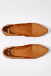 A model wearing size 36 of the Gyro Flat in colour Tan, from the front, showing the whole outfit
