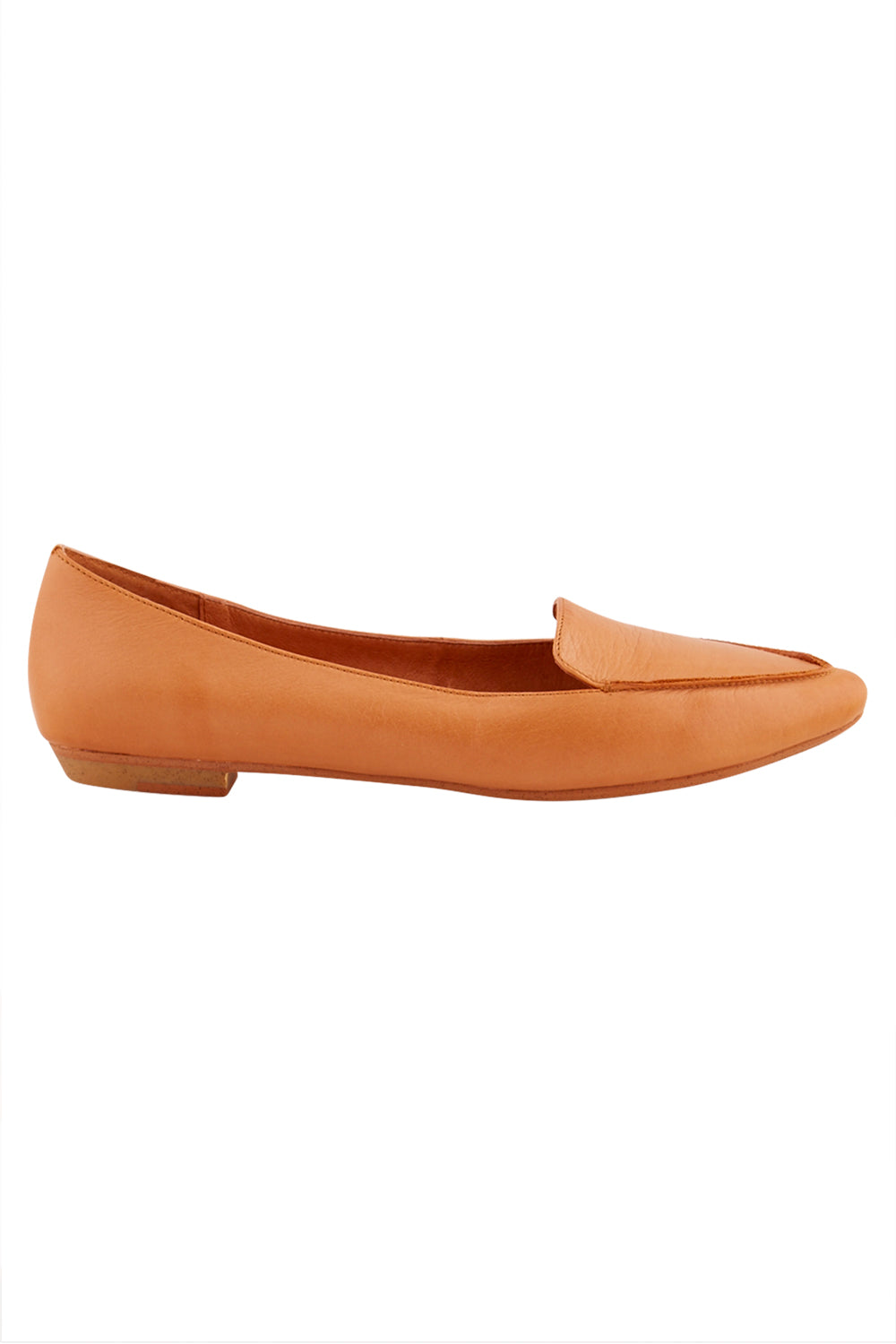 Product shot of the Gyro Flat in colour Tan, from the front
