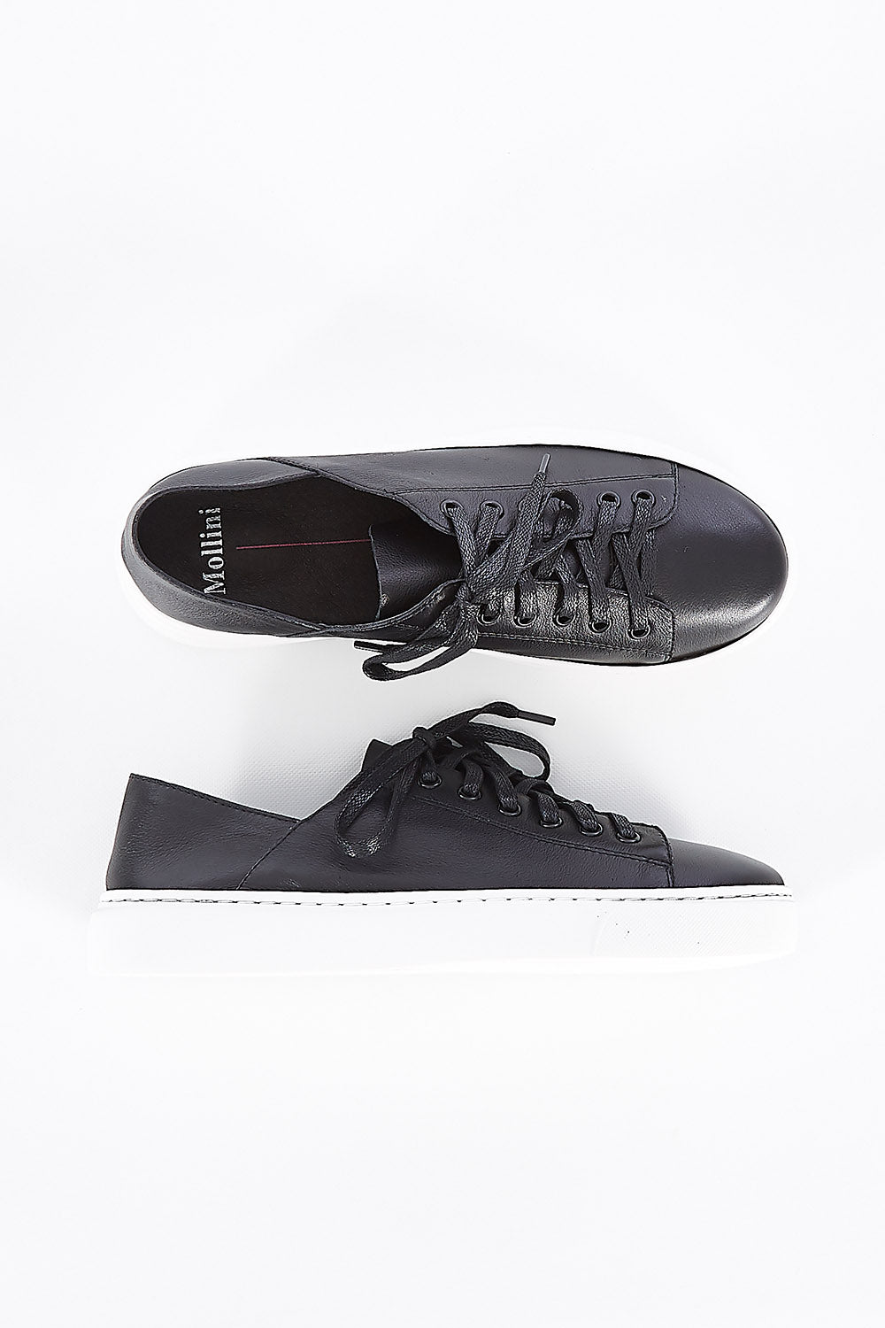 A model wearing size 37 of the Oskher Leather Sneaker in colour Blackwhite (Black), from the front, showing the whole outfit