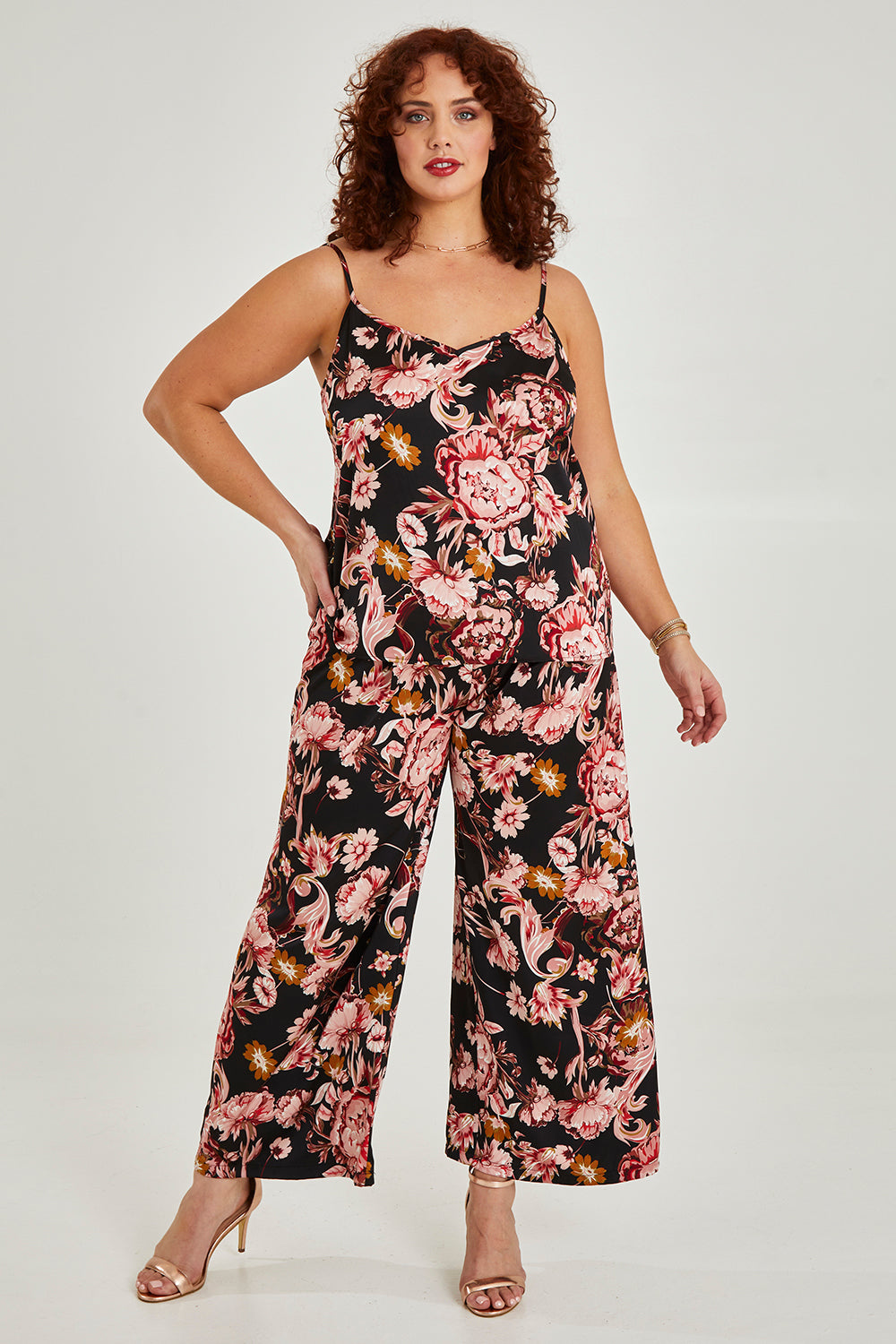 Model Maddy wearing size 16 of the Mia Top in colour Floral (Black), from the front, showing the whole outfit
