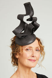 Model Emma wearing size OneSize of the Nalah Fascinator in colour Black (Black), from the front, showing the whole outfit