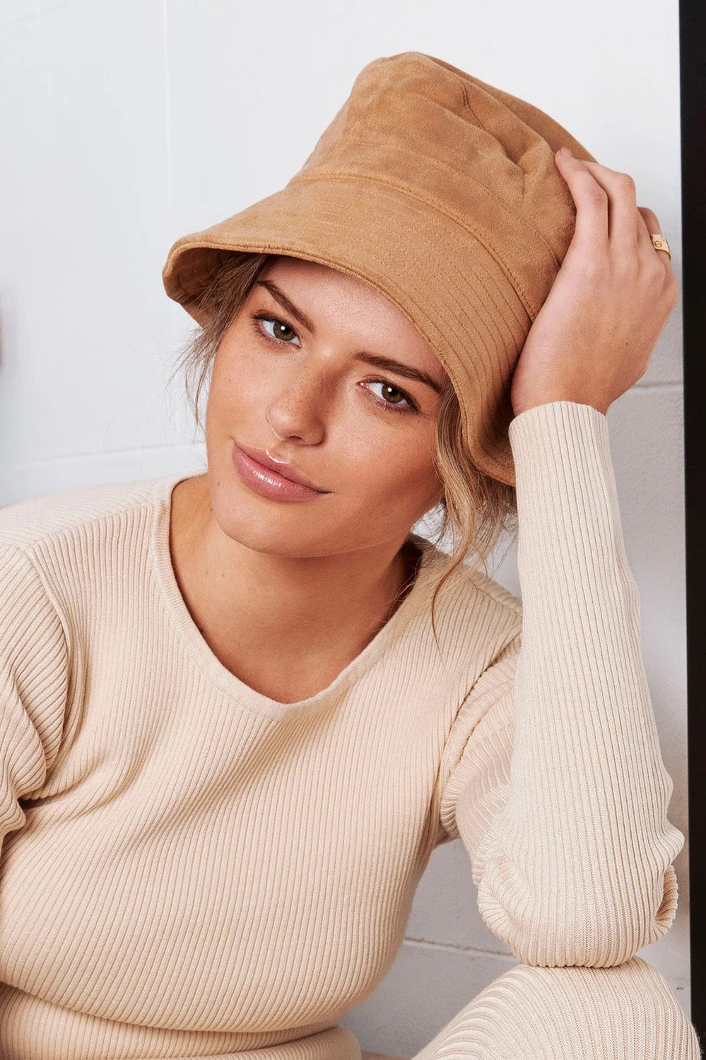 A model wearing the Nina Bucket Hat in colour Camel, from the front, showing the whole outfit