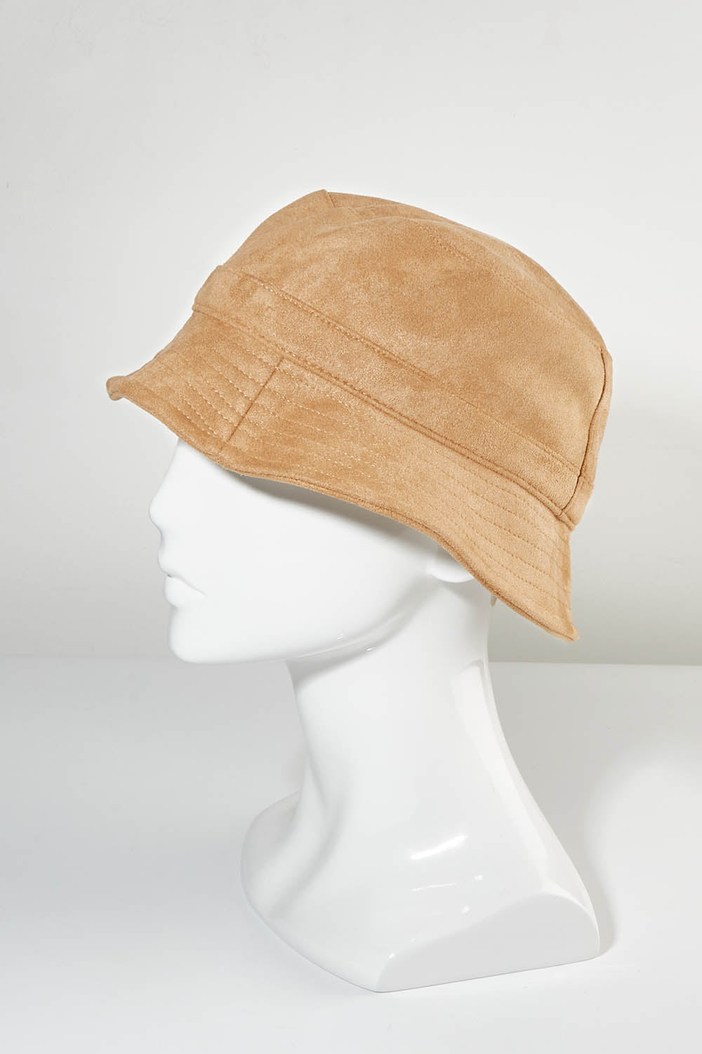 A model wearing the Nina Bucket Hat in colour Camel, from the front, showing the whole outfit