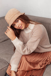 A model wearing the Nina Bucket Hat in colour Camel, from the front, showing the whole outfit