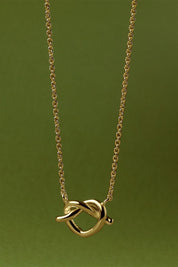A model wearing the Eternal Yellow Gold Necklace in colour Gold (Metallics), from the front, showing the whole outfit