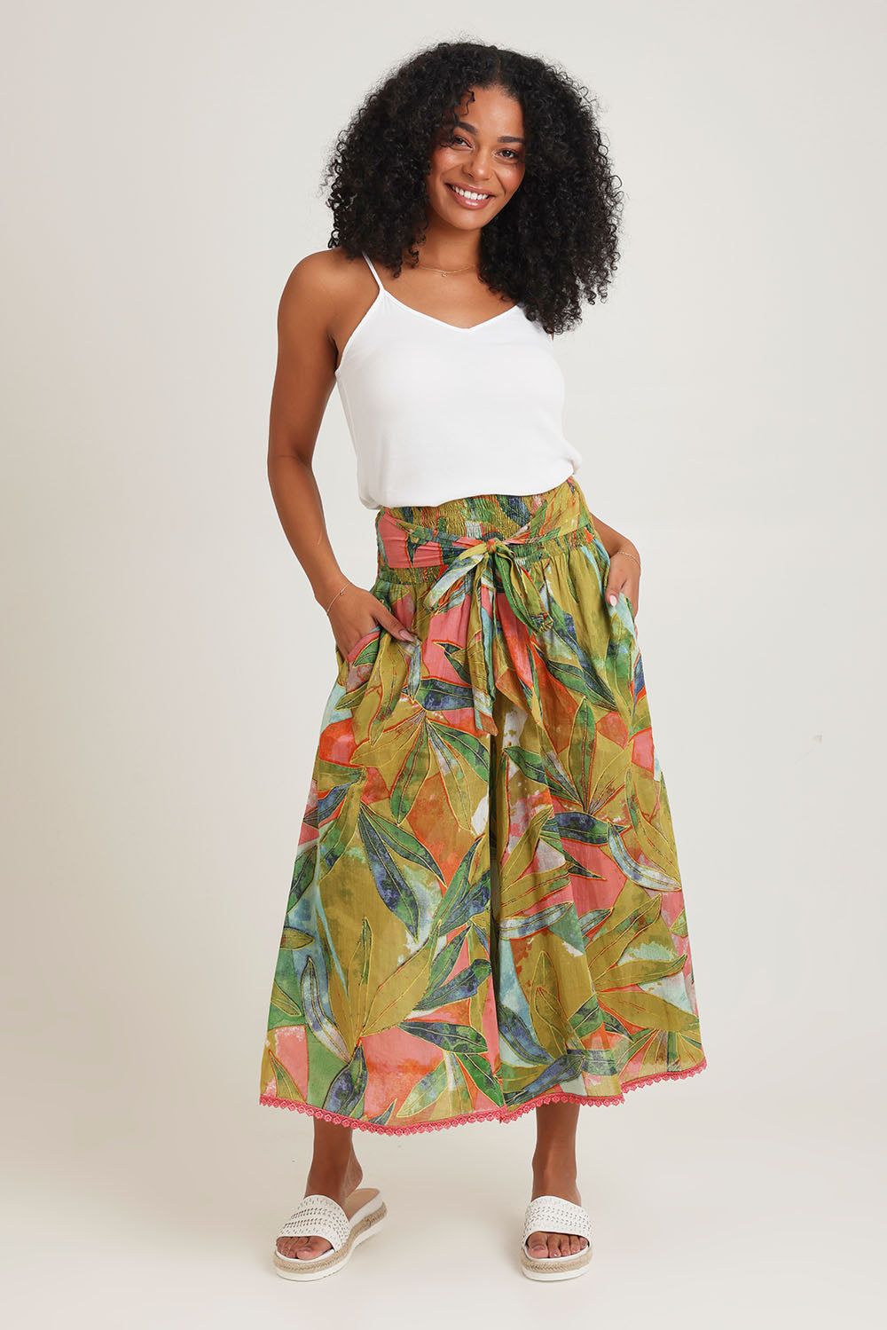 Model Ziara wearing size S of the Hendrix Pant in colour Verde (Green), from the front, showing the whole outfit