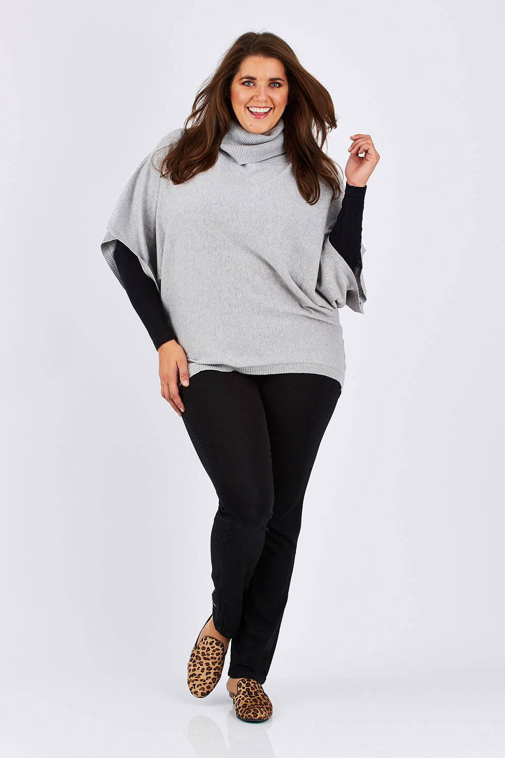 Model Mae wearing size XXL of the Natural Swing Kimono in colour Dove (Grey), from the front, showing the whole outfit