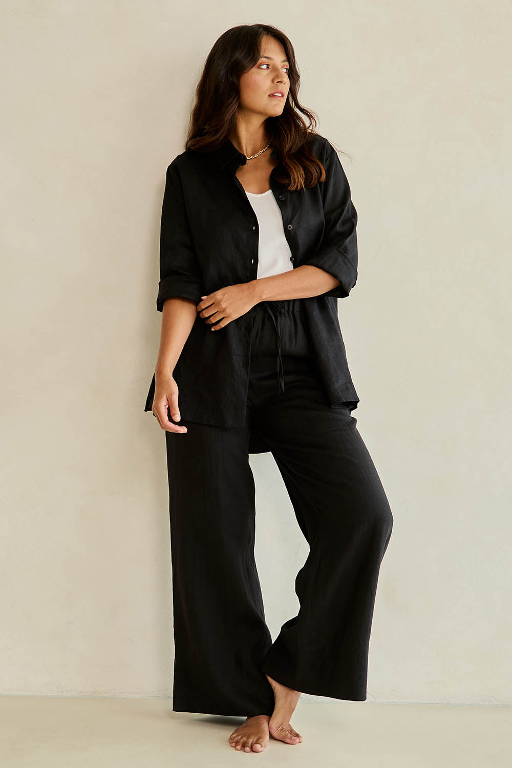 Model Tahnee wearing size 10 of the Linen Oversized Boyfriend Shirt in colour Black (Black), from the front, showing the whole outfit