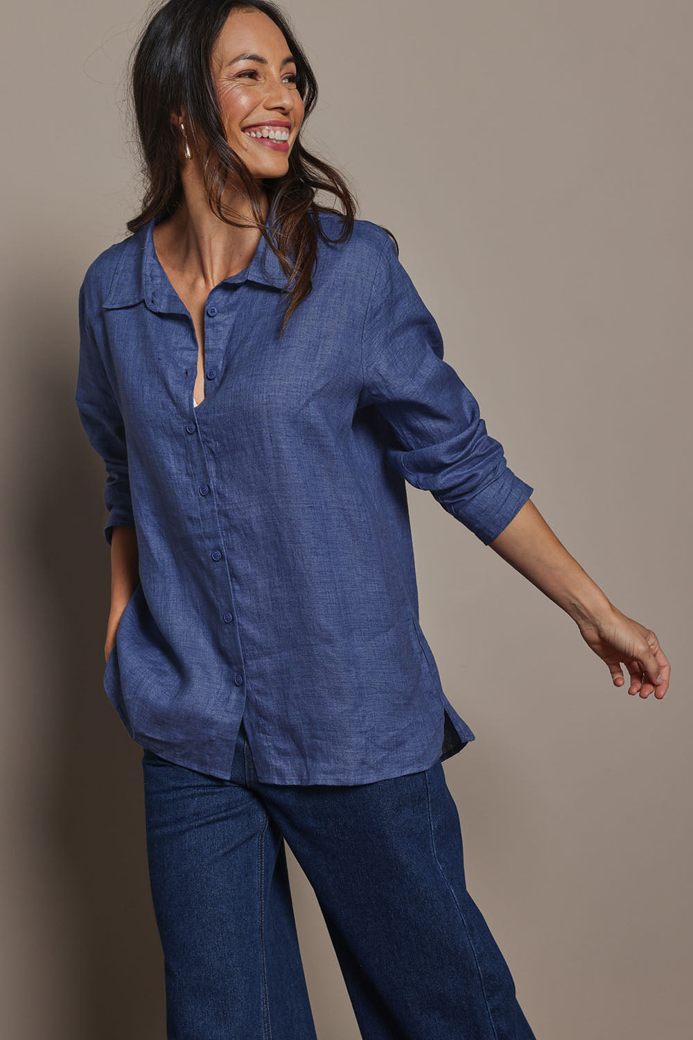 Model Amandam wearing size 10 of the Linen Oversized Boyfriend Shirt - Denim in colour Denim, from an angle