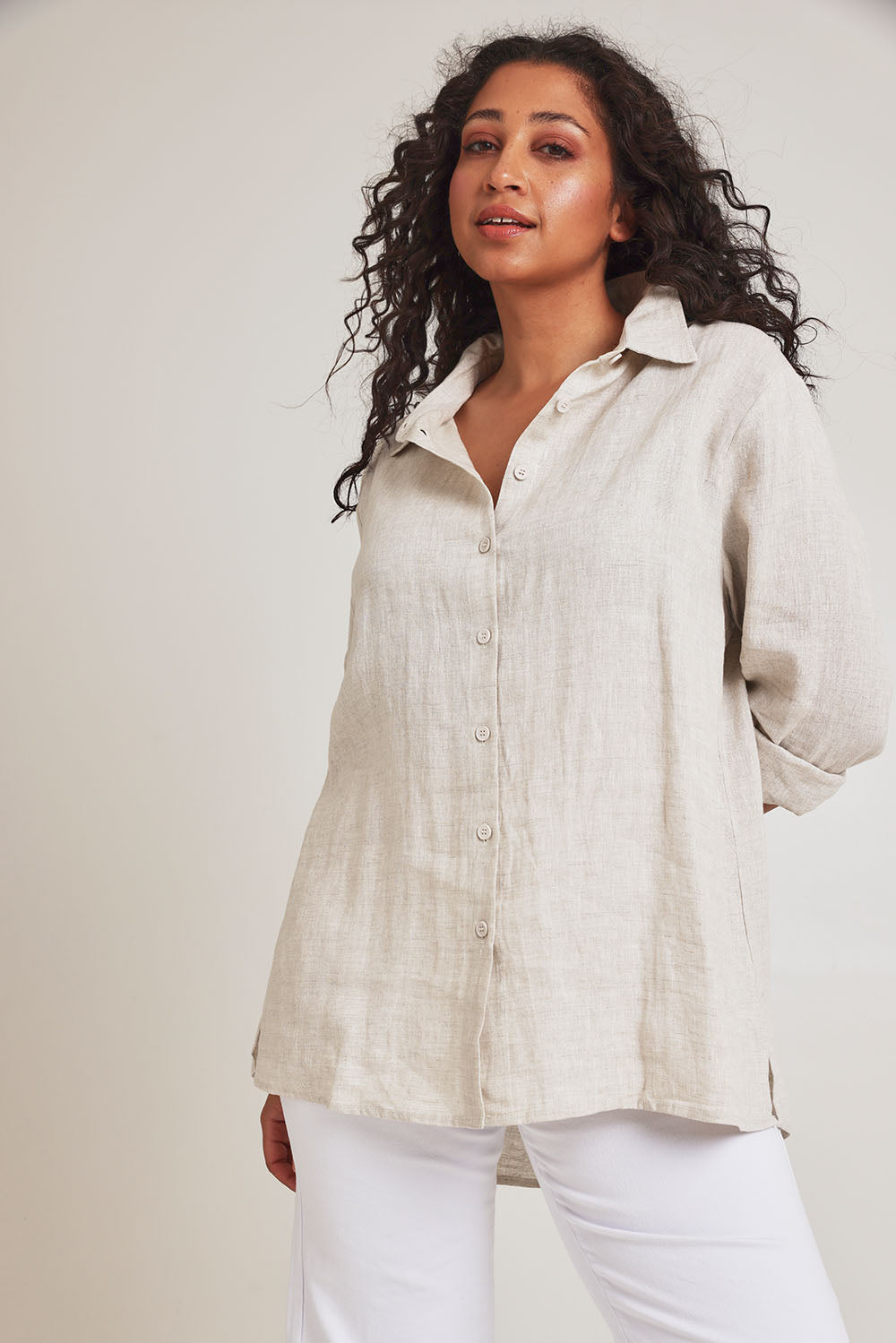 Model Terri-Leigh wearing size 14 of the Linen Oversized Boyfriend Shirt in colour Sand, from the front, cropped image