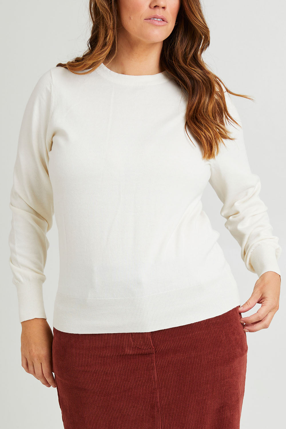 Model Laura wearing size L of the Cotton Cashmere Crew Neck Sweater in colour Snow (White), from the front, cropped image
