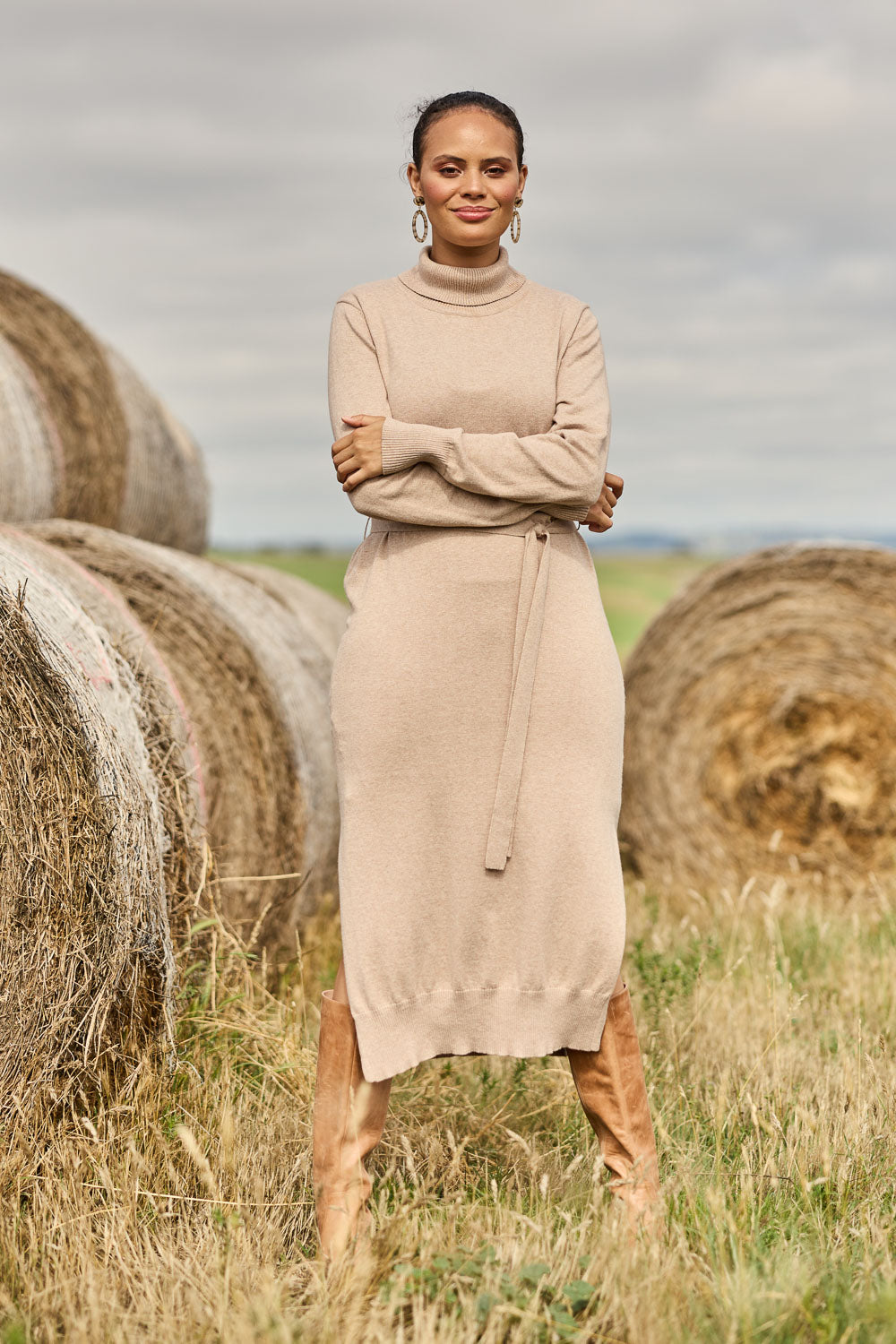 Model Lala wearing size S of the Cotton Cashmere Wool Knit Dress in colour Oatmeal, from the front, showing the whole outfit