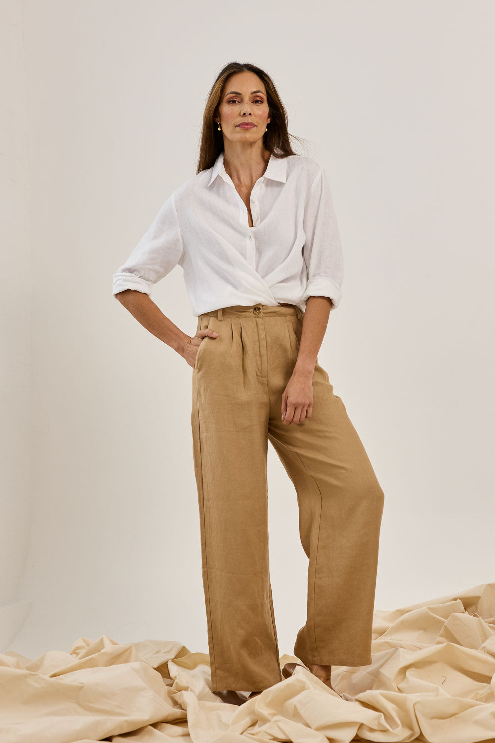 Model Amanda wearing size 10 of the Linen Straight Leg Pant in colour Brownsugar, from the front, showing the whole outfit