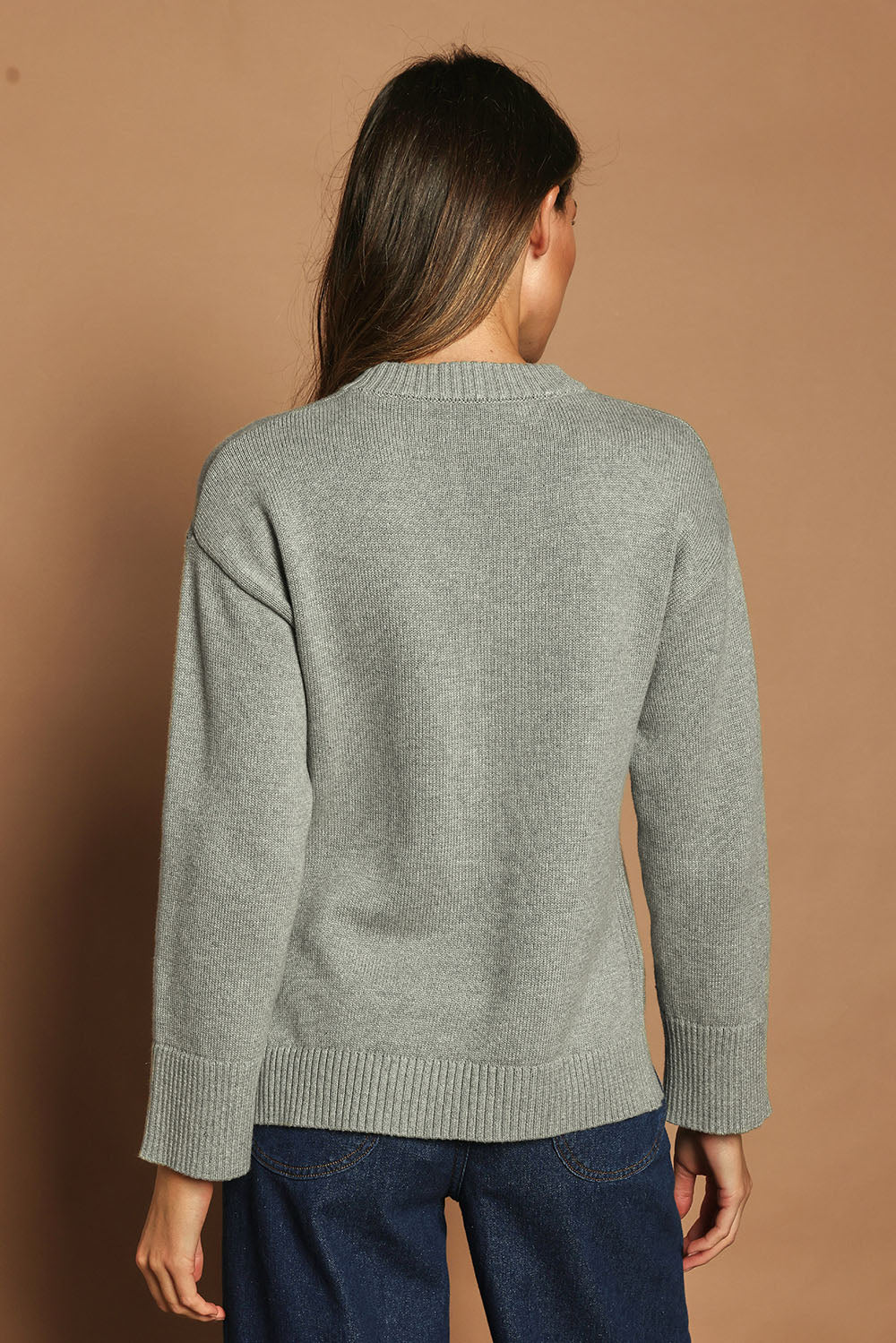 Model Madeline wearing size S of the Cotton Wool Cashmere Relaxed Jumper in colour Opalgrey (Grey), from the back