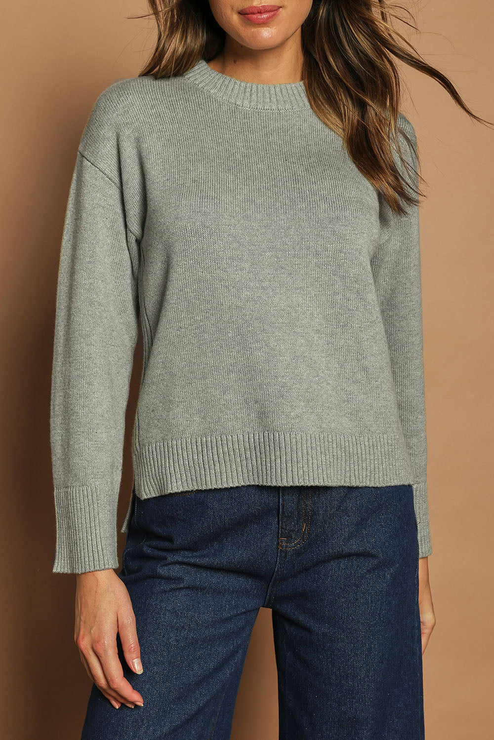 Model Madeline wearing size S of the Cotton Wool Cashmere Relaxed Jumper in colour Opalgrey (Grey), from the front, cropped image
