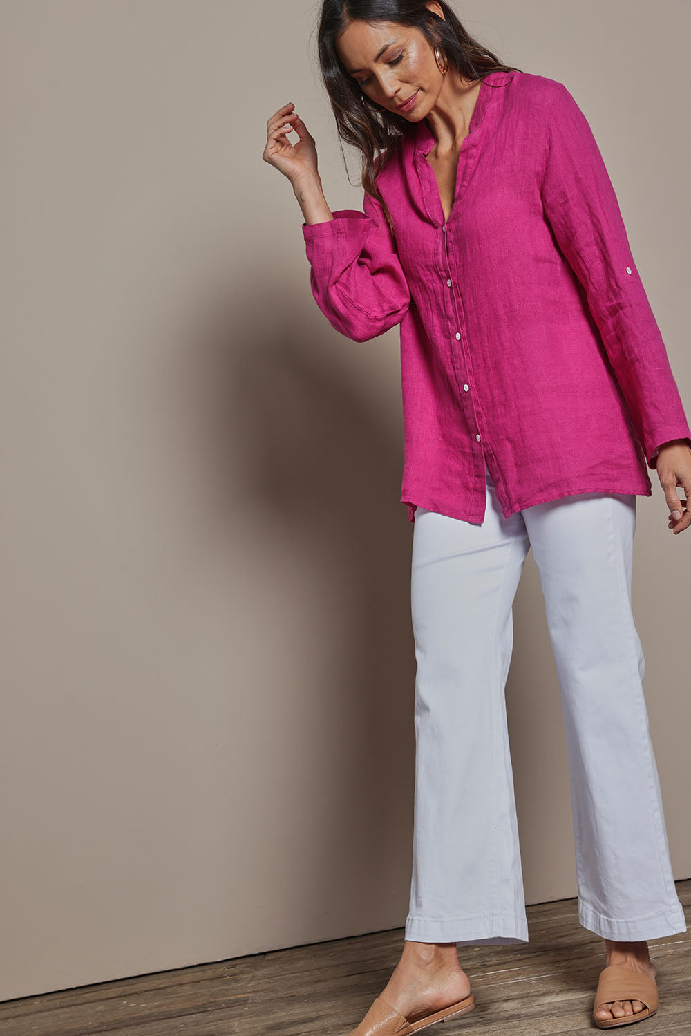 Model Amanda wearing size 10 of the Linen Extra Soft Relaxed Shirt in colour Pink (Pink), from the front, showing the whole outfit