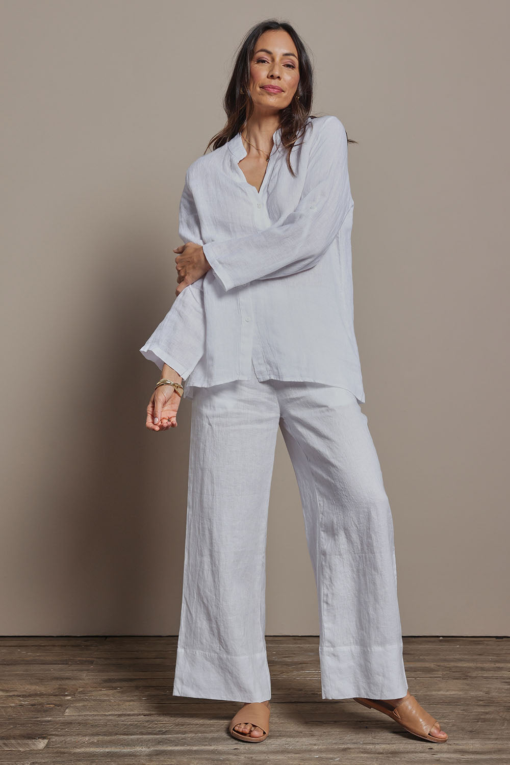 Model Amanda wearing size 10 of the Linen Extra Soft Relaxed Shirt in colour White (White), from the front, showing the whole outfit