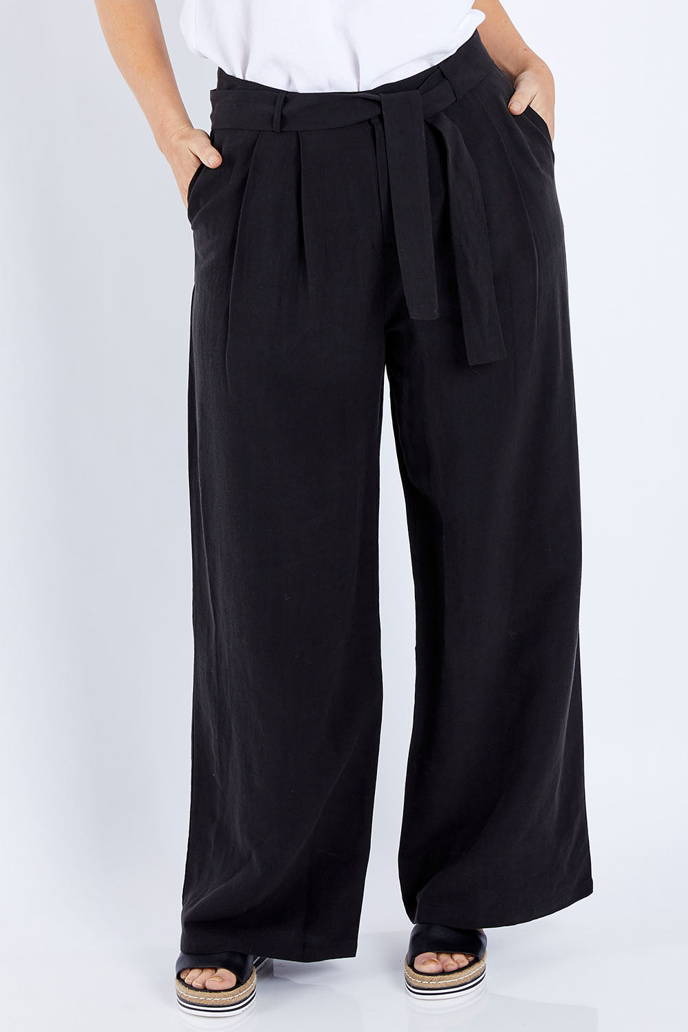 Model Laura wearing size 14 of the Tailored Linen Blend Wide Leg Pant in colour Midnight (Black), from the front, cropped image