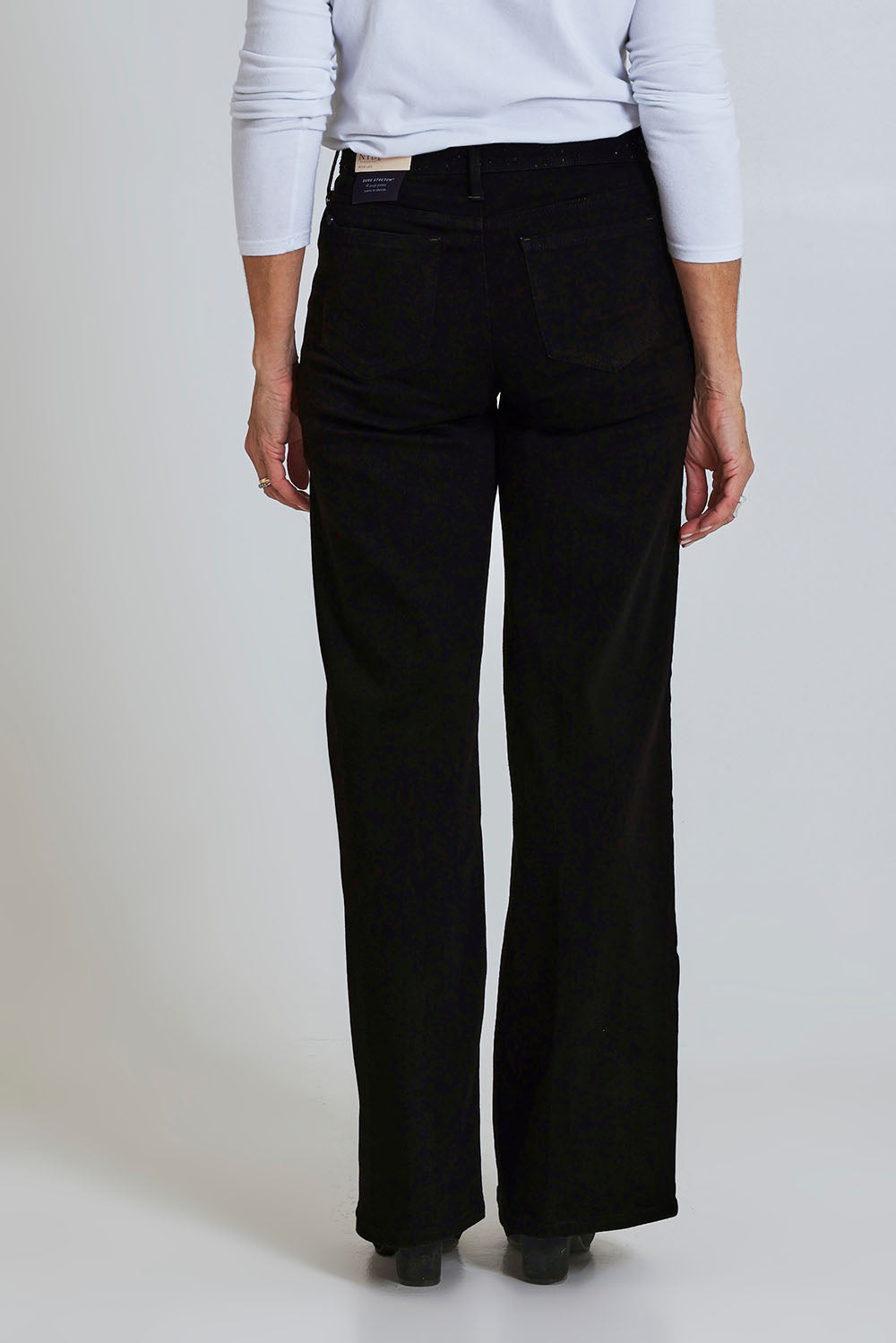 Model Sandy wearing the Teresa Wide Leg Jean in colour Blkrinse (Black), from the back