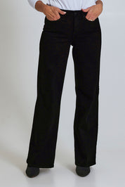 Model Sandy wearing the Teresa Wide Leg Jean in colour Blkrinse (Black), from the front, cropped image