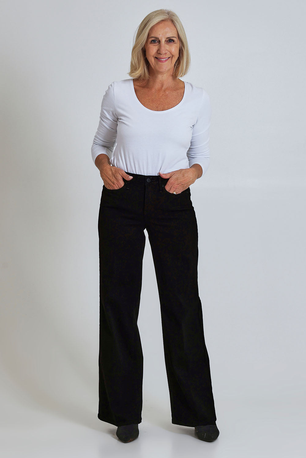 Model Sandy wearing the Teresa Wide Leg Jean in colour Blkrinse (Black), from the front, showing the whole outfit