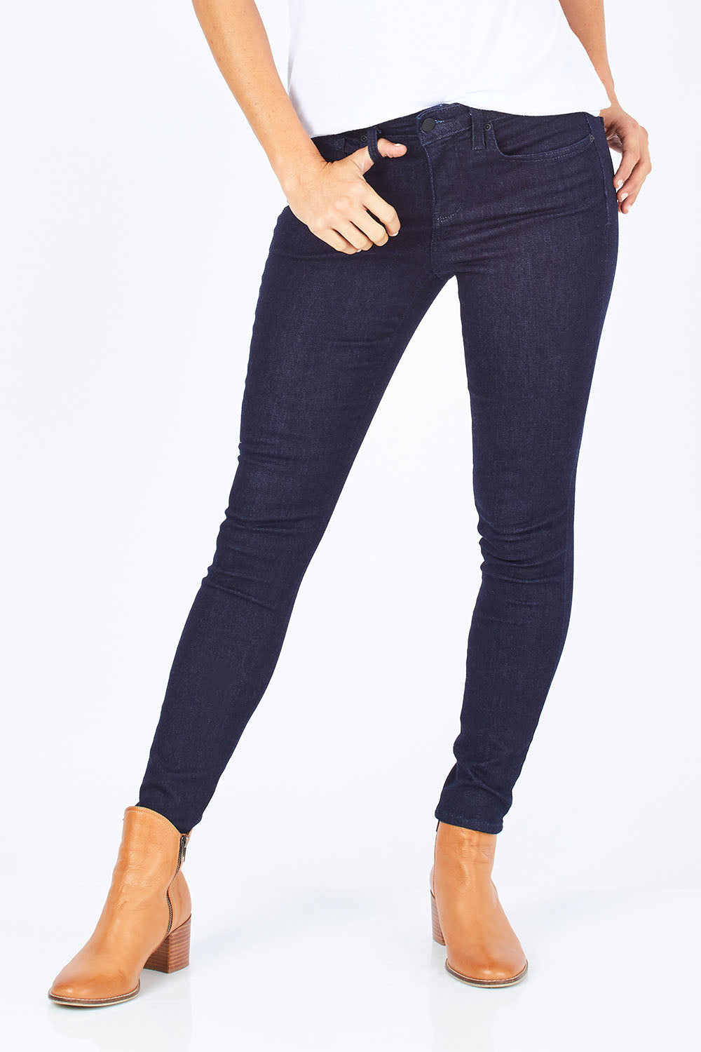 Model Gemma wearing the Ami Skinny in colour Rinse (Blue), from the front, cropped image