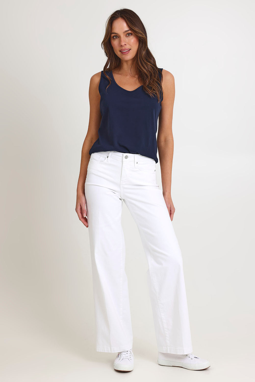 Model Madeline wearing the Teresa Wide Leg Jeans in colour Opticwhite (White), from the front, showing the whole outfit