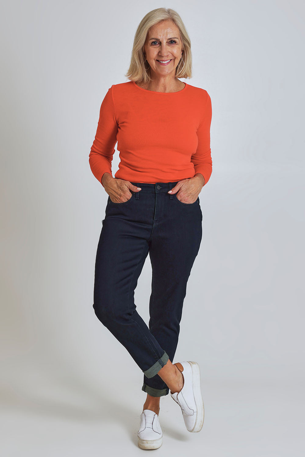 Model Sandy wearing the Margot Girlfriend Jean in colour Midnight (Blue), from the front, showing the whole outfit
