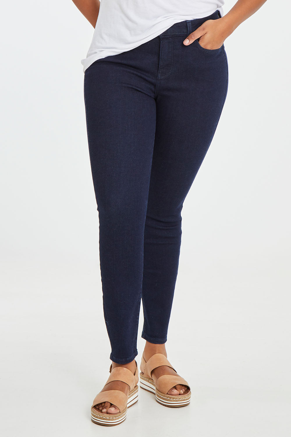 Model Noli wearing the Ami Skinny Jean in colour Rinse (Blue), from the front, cropped image