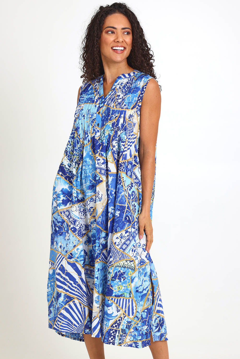 Model Pamelar wearing size 10 of the Pleated Maxi Dress – Print in colour Print, in a cropped view